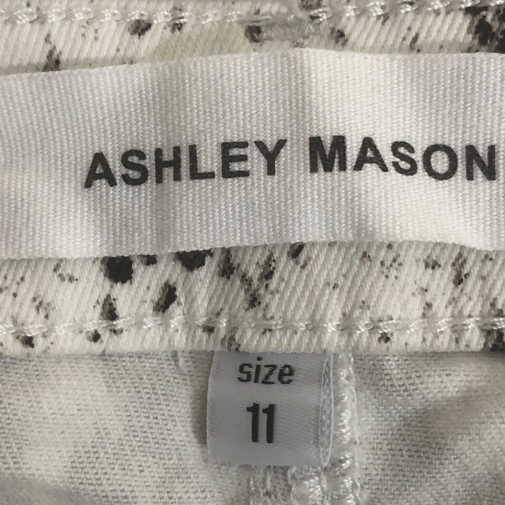 - Womens White/Grey stretchy Capris Post. LikeNEW 11 - Picture 5 of 6